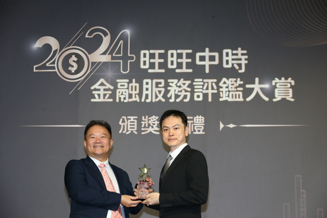 国泰综合证券副总经理暨资安长陈志成(右)获颁《资讯安全奖》。（中时新闻网）