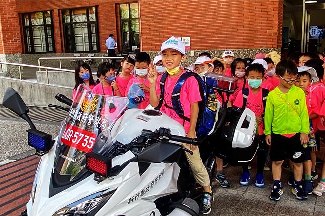 竹北市光明国小一年级师生25日在学期末结束前参访新竹县警察局「体验一日警察」，在交通安全宣导安排酷炫的警用大型重机拍照合影，运用多元创意宣导方式，更带给学生深刻印象。（新竹县警局提供／罗浚滨新竹传真）