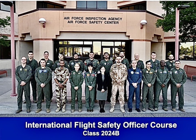美空军飞安中心国际飞行安全军官班2024年B班结训照，空军F-16战机女飞官张咏瑄（前排左5）。( 翻摄美国空军官网 )