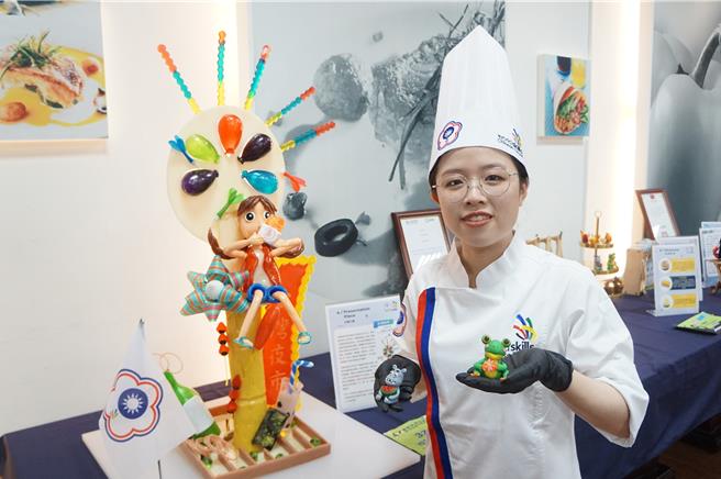 屏科大餐旅系3年级学生陈怡蓁以「台湾意象」作品获得全国技能竞赛国手资格，将代表台湾到法国参加比赛。（罗琦文摄）