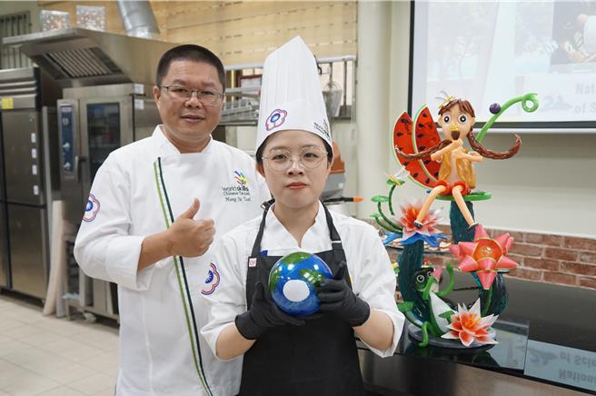 屏科大餐旅系3年级学生陈怡蓁（右）在餐旅系蔡宏儒老师带领之下，持续参加各种比赛选拔。（罗琦文摄）