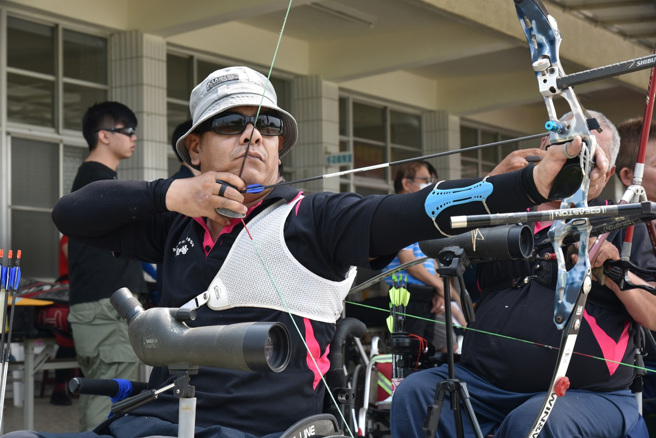 雲嘉志工中心辦理身心障礙者射箭等運動，讓志工在服務的過程中了解如何與長者及身障。(照片/教育部提供)