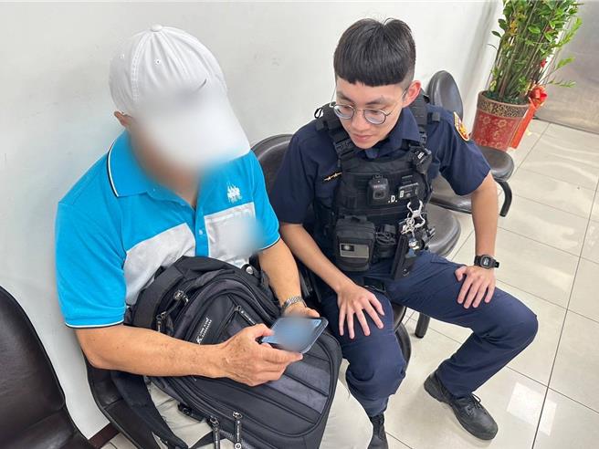 八德警分局协助67岁男子避免遭诈骗。（八德警分局提供）