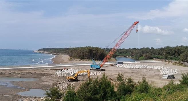 桃園市永安漁港沿岸漂砂活躍，港口及航道容易淤積，桃園市政府為解決疏濬土方棄置問題，辦理永安漁港北岸整體改善圍堤工程，預計今年10月完工，而土方填成海埔新生地需耗時6年以上時間。（桃市農業局提供／呂筱蟬桃園傳真）
