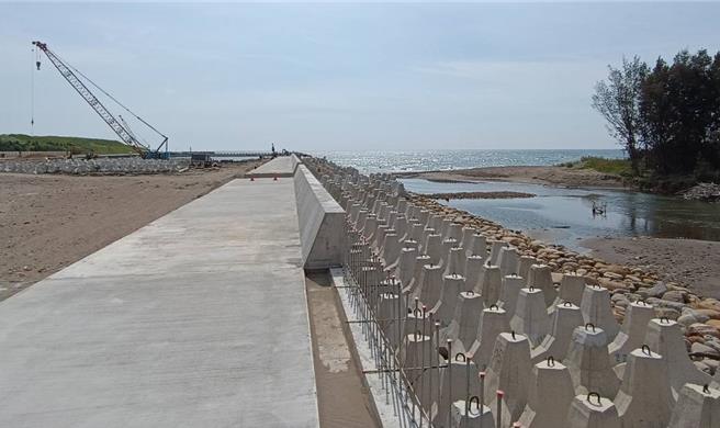 桃園市永安漁港沿岸漂砂活躍，港口及航道容易淤積，桃園市政府為解決疏濬土方棄置問題，辦理永安漁港北岸整體改善圍堤工程，預計今年10月完工，而土方填成海埔新生地需耗時6年以上時間。（桃市農業局提供／呂筱蟬桃園傳真）