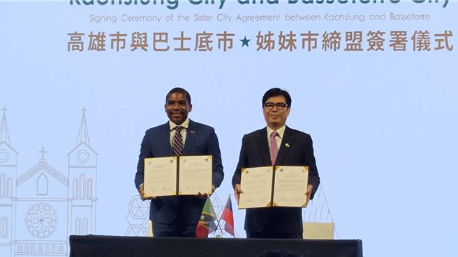 友邦圣克里斯多福及尼维斯（克国）总理特伦斯‧德鲁今（25）日下午拜会高雄市长陈其迈，两人同为医生出身，这次分别代表高雄市及克国首都巴士底市签署姊妹市协定。（柯宗纬摄）