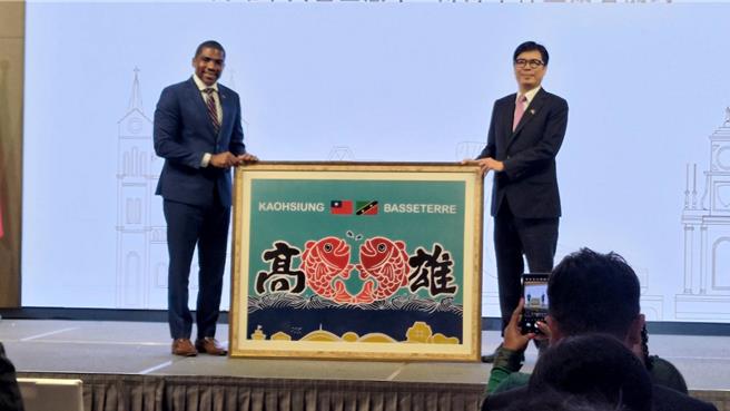 友邦圣克里斯多福及尼维斯（克国）总理特伦斯‧德鲁今（25）日下午拜会高雄市长陈其迈，两人同为医生出身，这次分别代表高雄市及克国首都巴士底市签署姊妹市协定。（柯宗纬摄）