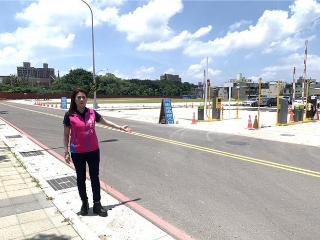 桃园市议员谢美英表示，中原文创园区周边交通配套至今未到位，现况下汽车停车场还在建置，出入口甚至是双黄线，没地方可以迴转。（吕筱蝉摄）