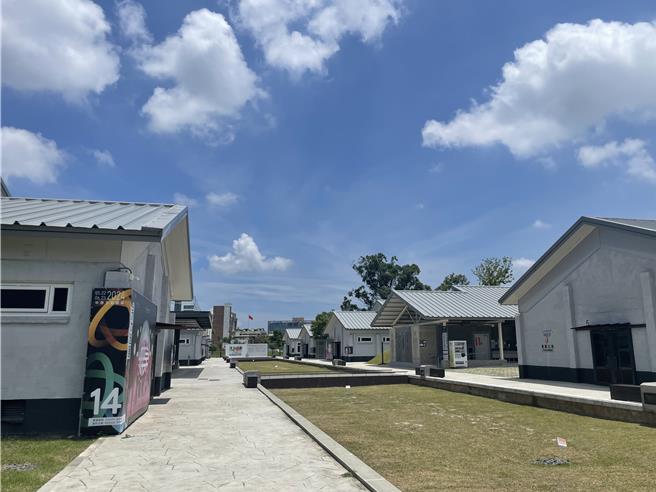 桃园市中原文创园区2023年启用，市府期盼吸客，但周边硬体设施不完善，有民眾反应园区内停车场指引标示不明确，骑自行车前往也没有可以停放的位置。（吕筱蝉摄）