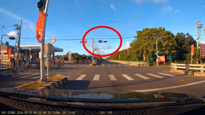 台南七股遇到腳踏車集體闖紅燈，網友直呼都是色盲。（翻攝爆料公社）