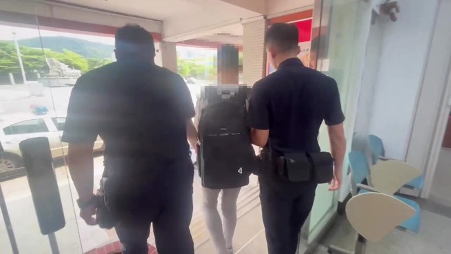 警方在取款地点周边埋伏，待时机成熟时，于第六次交付储值金之际，一举逮捕了王姓嫌犯。（翻摄画面）