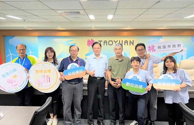 張善政市長特別親臨並全程參與成果發表，提醒同仁學習觀摩商用案例以培養應用能力。（智發會提供／蔡依珍桃園傳真）