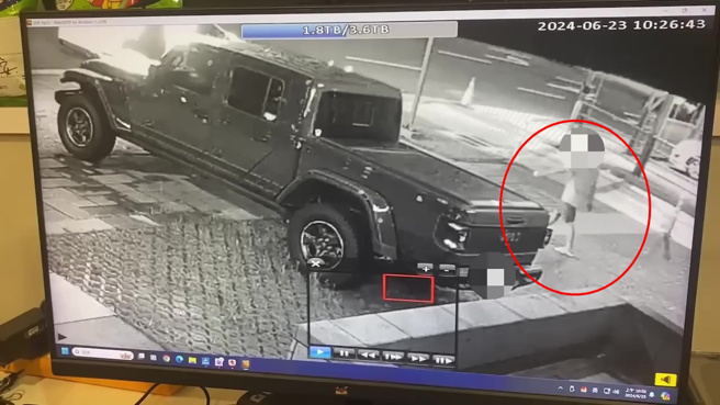 被害人坐上犯嫌白色轎車載走。（翻攝畫面）