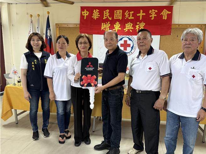 中华民国红十字会总会长王清峰(左三)今日跨海前往金门，将其协助募款80多万新购的专车，亲手捐赠给金门县支会。(于家麒摄)