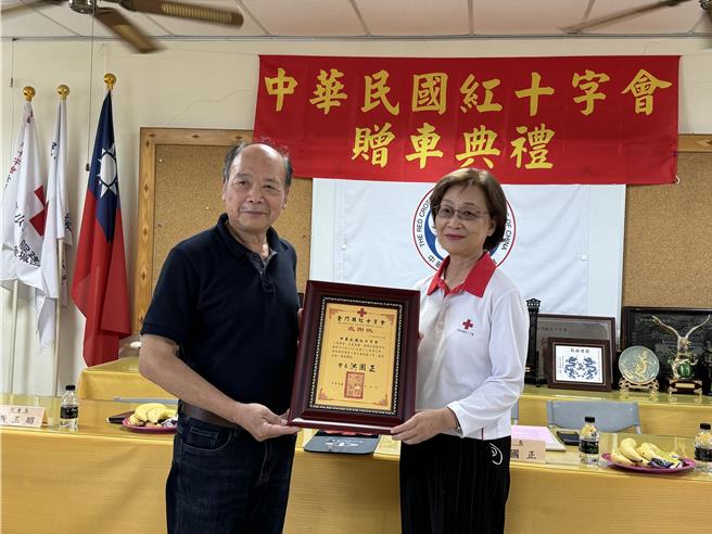 金门县红十字会长洪国正(左)也代表颁赠感谢状给总会长王清峰(右)，感谢其协助募款才得以添购新车，继续为两岸人道救援服务。(于家麒摄)