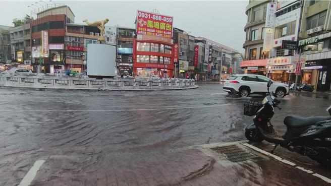 嘉义市今天下午倾盆大雨，中山路、文化路、喷水圆环周边都积水。（廖素慧摄）