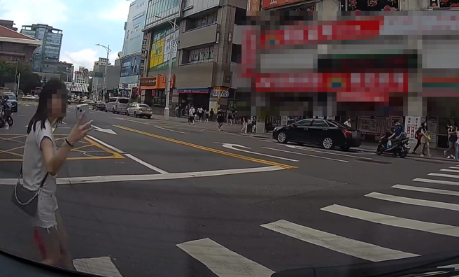 驾驶绿灯右转竟遭女行人「怒瞪拍车身」。（图／翻摄自脸书爆料公社二社）