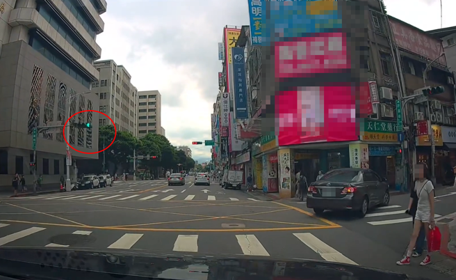 驾驶绿灯右转竟遭女行人「怒瞪拍车身」。（图／翻摄自脸书爆料公社二社）