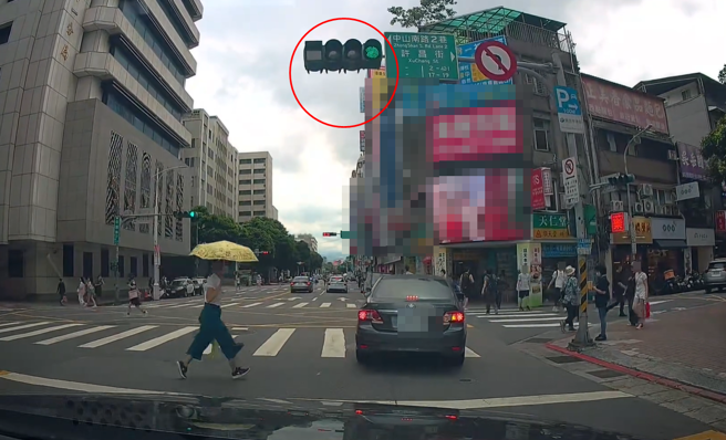 驾驶也发现此路口有不少行人「无视红绿灯过马路」。（图／翻摄自脸书爆料公社二社）