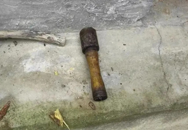 大陆湖北村民没见过柄式手榴弹，真把它当锤子。(图/翻摄潇湘晨报)