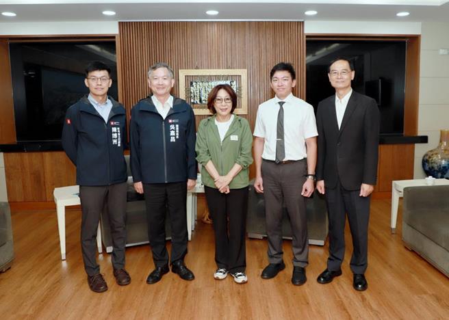 高市府小内阁近日换新血，研考会、捷运局及教育局等3位新科首长今（25）日首次拜会议长康裕成。（柯宗纬翻摄）