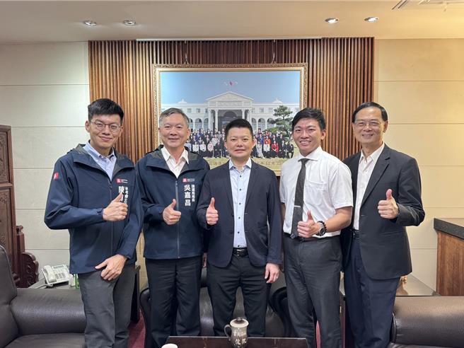 高市府小内阁近日换新血，研考会、捷运局及教育局等3位新科首长今（25）日拜会副议长曾俊杰。（柯宗纬翻摄）