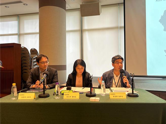 图由右到左为光隆实业董事长詹贺博、策略长徐立亭、财务长张荣华。图／袁延寿