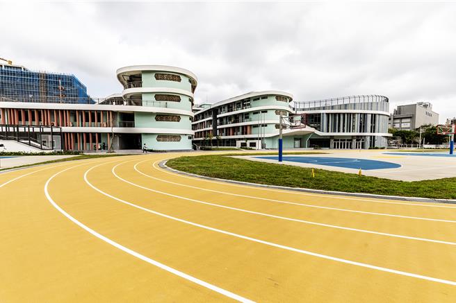 近日高温，新竹县为热危害风险等级第三级，教育局已请县内各学校在高温时可弹性减少、调整或停止户外课程活动。（罗浚滨摄）