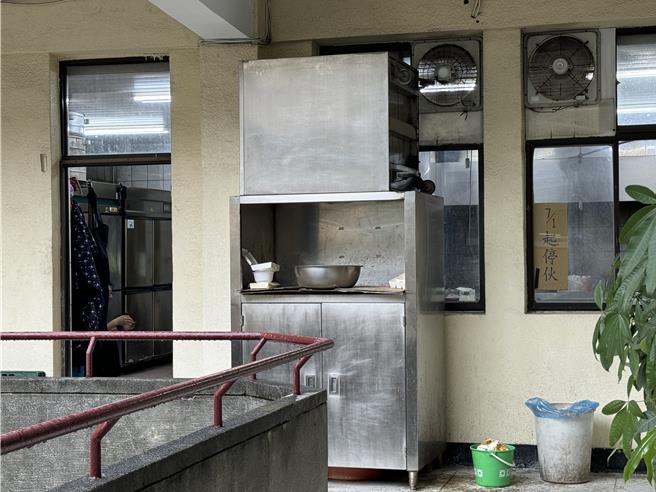 桃园市警局3楼员工餐厅贴出7月1日起停伙公告，60元高CP值便当恐成绝响，许多人都感到不舍。（蔡依珍摄）