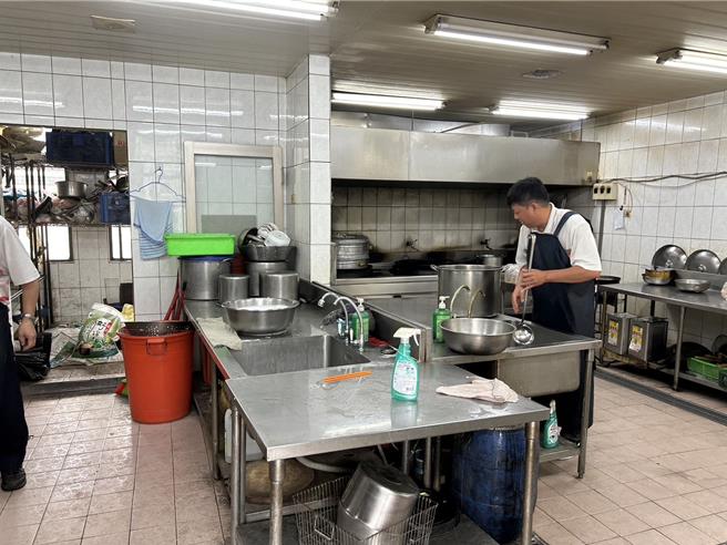 桃园市警局3楼员工餐厅贴出7月1日起停伙公告，60元高CP值便当恐成绝响，许多人都感到不舍。（蔡依珍摄）