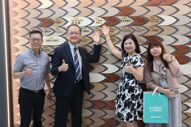 仁愛醫院代表與中臺科大陳錦杏校長於中臺嶺捐款牆前合影。(照片/中臺科技大學提供)