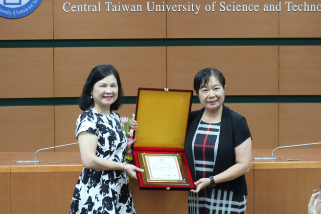 中臺科大陳錦杏校長轉頒教育部捐資興銀質獎牌給秀傳醫療社團法人秀傳紀念醫院許惠美首席副院。(照片/中臺科技大學提供)
