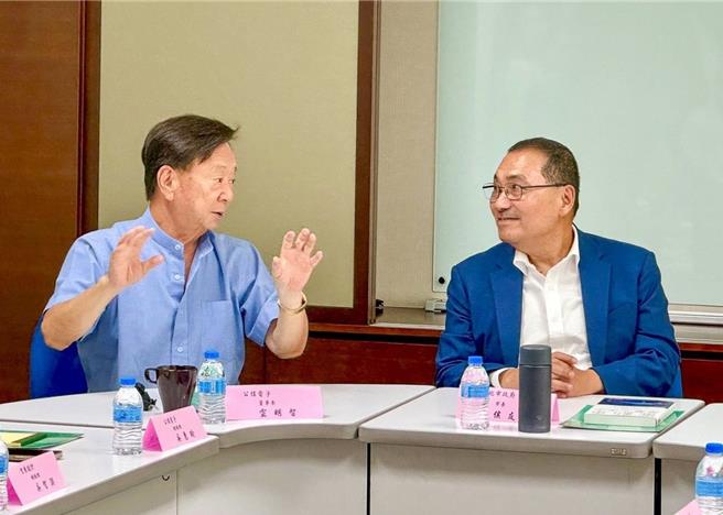 新北市長侯友宜今（25）日前往公信電子拜訪董事長宣明智，聚焦新北電動車與智慧科技產業議題交流。（新北市經發局提供）