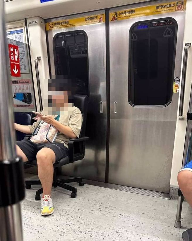 有网友拍到一名年轻人带着办公椅搭捷运，并且还坐在车门旁边，看起来超舒适。（图／翻摄自脸书爆料公社二社）