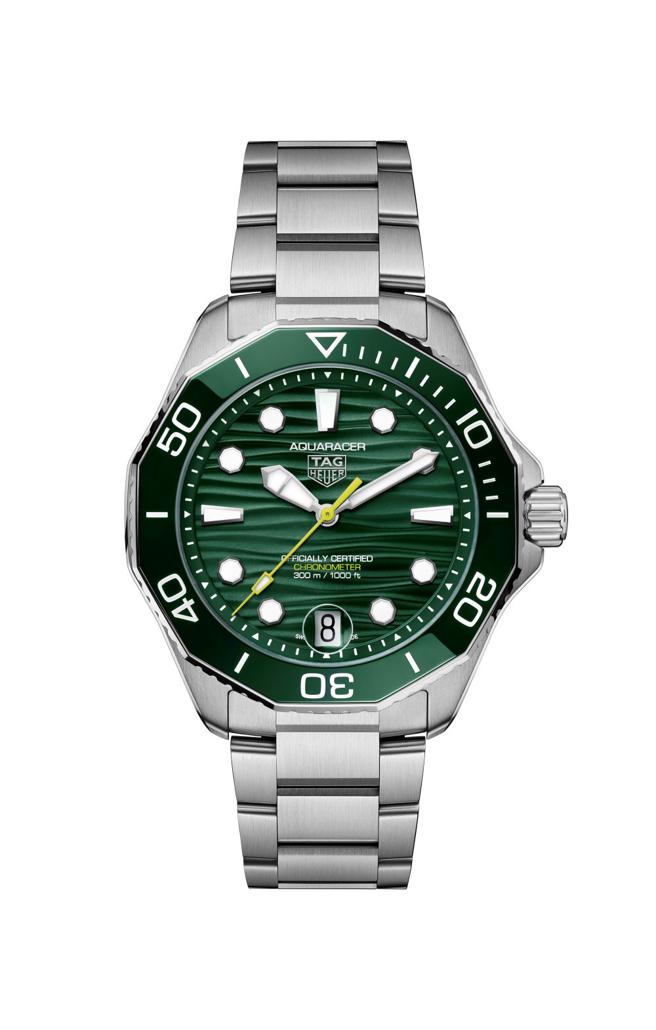泰格豪雅Aquaracer Professional 300日期腕表，綠面鋼帶款12萬4500元。（TAG Heuer提供）
