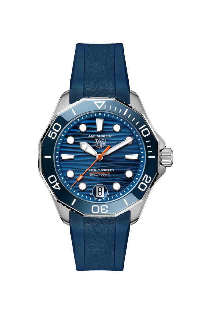 泰格豪雅Aquaracer Professional 300日期腕表，藍面橡膠表帶款11萬7800元。（TAG Heuer提供）