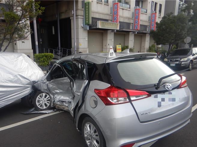 65歲王姓婦人25日清晨到市場買菜開自小客在台中北屯區太原路、旱溪東路口攔腰撞上57歲劉女駕駛的自小客再衝越分隔島撞上路邊停放車輛，王婦送醫不治。（民眾提供／馮惠宜台中傳真）