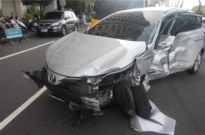 65歲王姓婦人25日清晨到市場買菜開自小客在台中北屯區太原路、旱溪東路口攔腰撞上57歲劉女駕駛的自小客再衝越分隔島撞上路邊停放車輛，王婦送醫不治。（民眾提供／馮惠宜台中傳真）