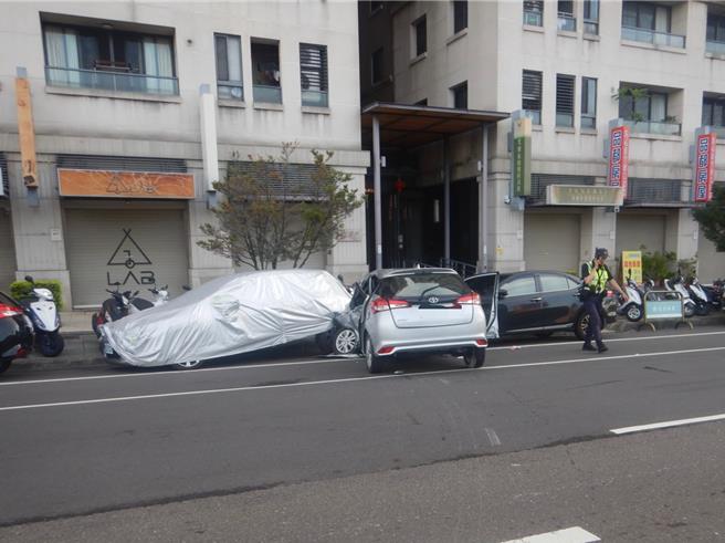 65歲王姓婦人25日清晨到市場買菜開自小客在台中北屯區太原路、旱溪東路口攔腰撞上57歲劉女駕駛的自小客再衝越分隔島撞上路邊停放車輛，王婦送醫不治。（民眾提供／馮惠宜台中傳真）