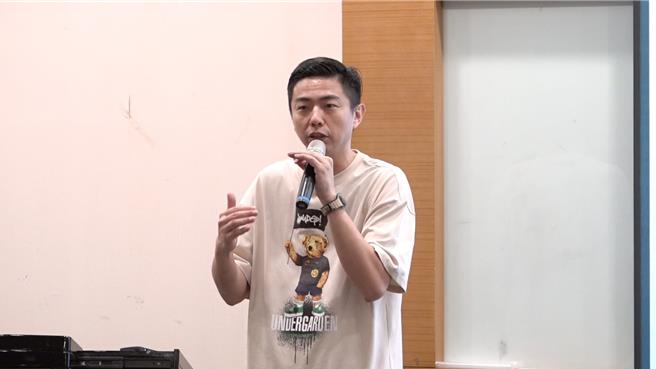 熊爸是犬类行为专家也是宠物网红。（台北海大提供）