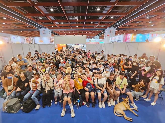 熊爸到台北海大宠物系同学名人开讲，笑果十足，超受欢迎。(台北海大提供)