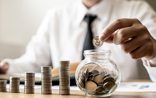 理财专家强调，累积财富的关键不在于薪水的多寡。（示意图：shutterstock/达志）