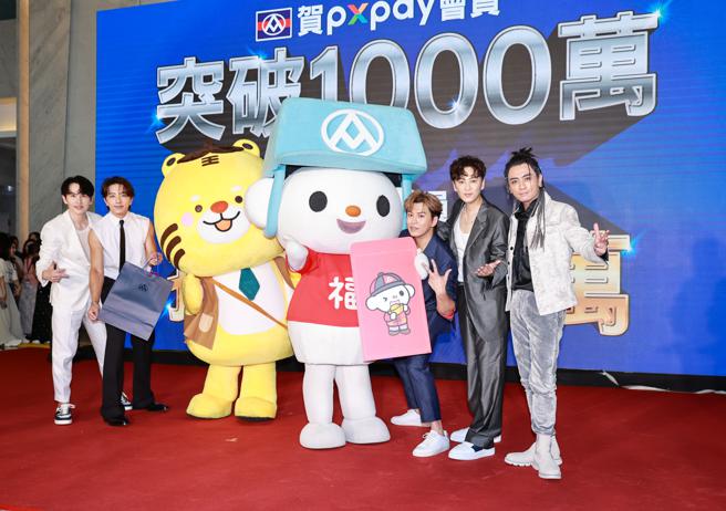 Energy与全联吉祥物福利熊携手大跳爆红舞步「16蹲」。（罗永铭摄）