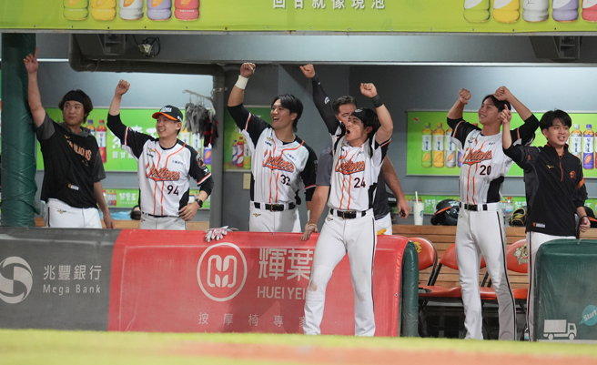 统一狮5局下猛攻11人次、攻下6分大局，场边队友开心庆贺。（统一狮提供）