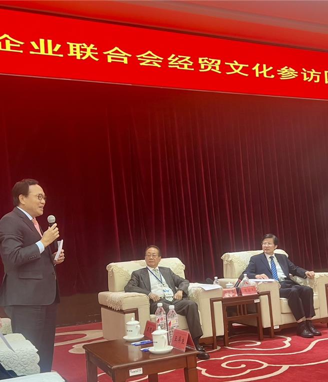 台湾工商联参访团25日在北京拜会大陆全国工商联。（左）执行团长王明祥，（中）团长许显荣，（右）大陆中华全国工商联主席高云龙。（台湾工商企业联合会提供）