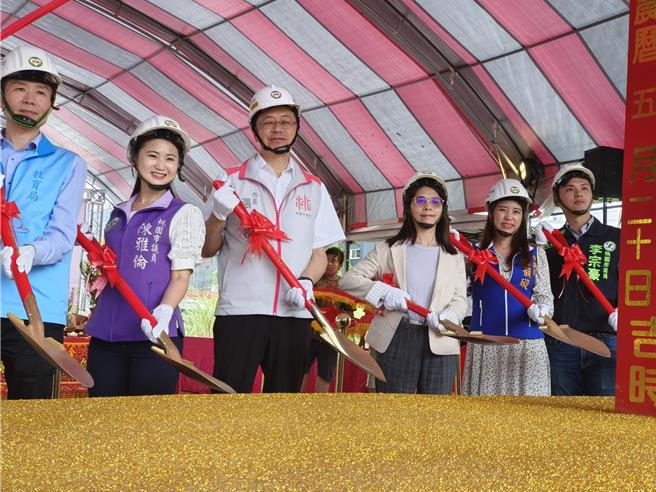 桃园市长张善政今下午到龟山区主持「桃园市立文青国民中小学二期校舍工程开工动土暨一期校舍启用」典礼。(蔡依珍摄)