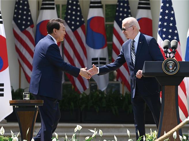 去年4月26日，美國總統拜登在白宮會晤韓國總統尹錫悅。（中新社）