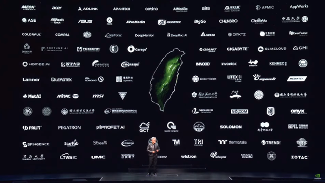 輝達執行長黃仁勳2日在台大綜合體育館演講時，在背板上秀出一張台灣地圖，列出輝達在台的合作供應鏈廠商及學校名單。（圖／中時新聞網YT截圖）