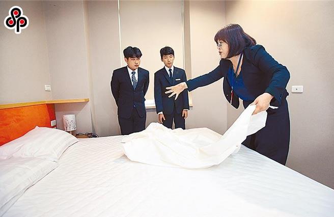 為協助旅宿、餐飲等行業解決缺工問題，勞動部2023年年中祭出「疫後改善缺工擴大就業方案」，符合條件的勞工經推介勍業後最高可領15萬6000元的就業獎勵，但成效不佳。（報系資料照）