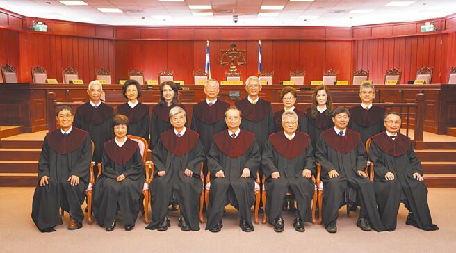 司法院长许宗力等7名大法官10月底任期届满，近期总统府将遴选继任大法官，法界担忧，若无法杜绝政治力介入司法，人民对司法的信任度将无限沉沦。图为现任大法官，前排左起：詹森林、张琼文、蔡烱炖、许宗力、许志雄、黄瑞明、黄昭元。后排左起：尤伯祥、朱富美、蔡宗珍、吕太郎、谢铭洋、杨惠钦、蔡彩贞、陈忠五。（司法院提供）
